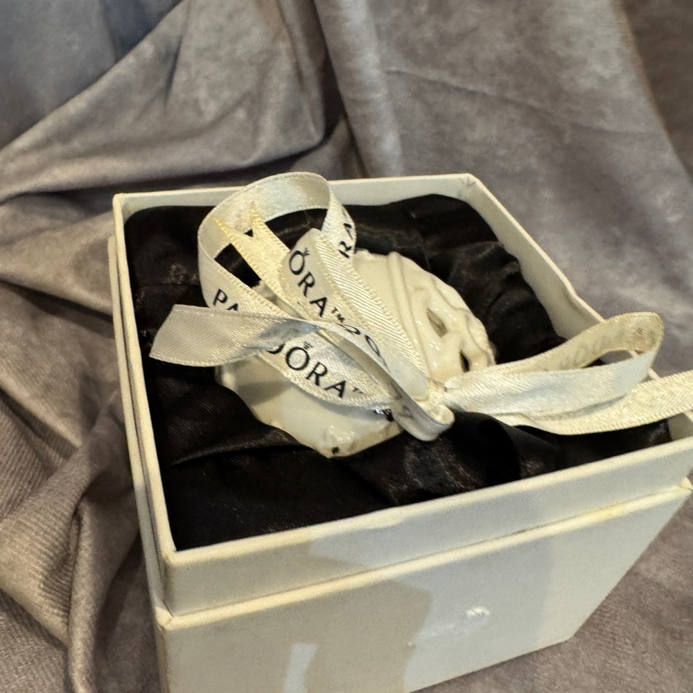 Pandora 2011 Christmas ball ornament in box - Picture 2 of 4